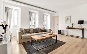 Modern 2 Bedroom Apartment In Estrela With Outside Terrace! Amazing For Families, Couples, Friends