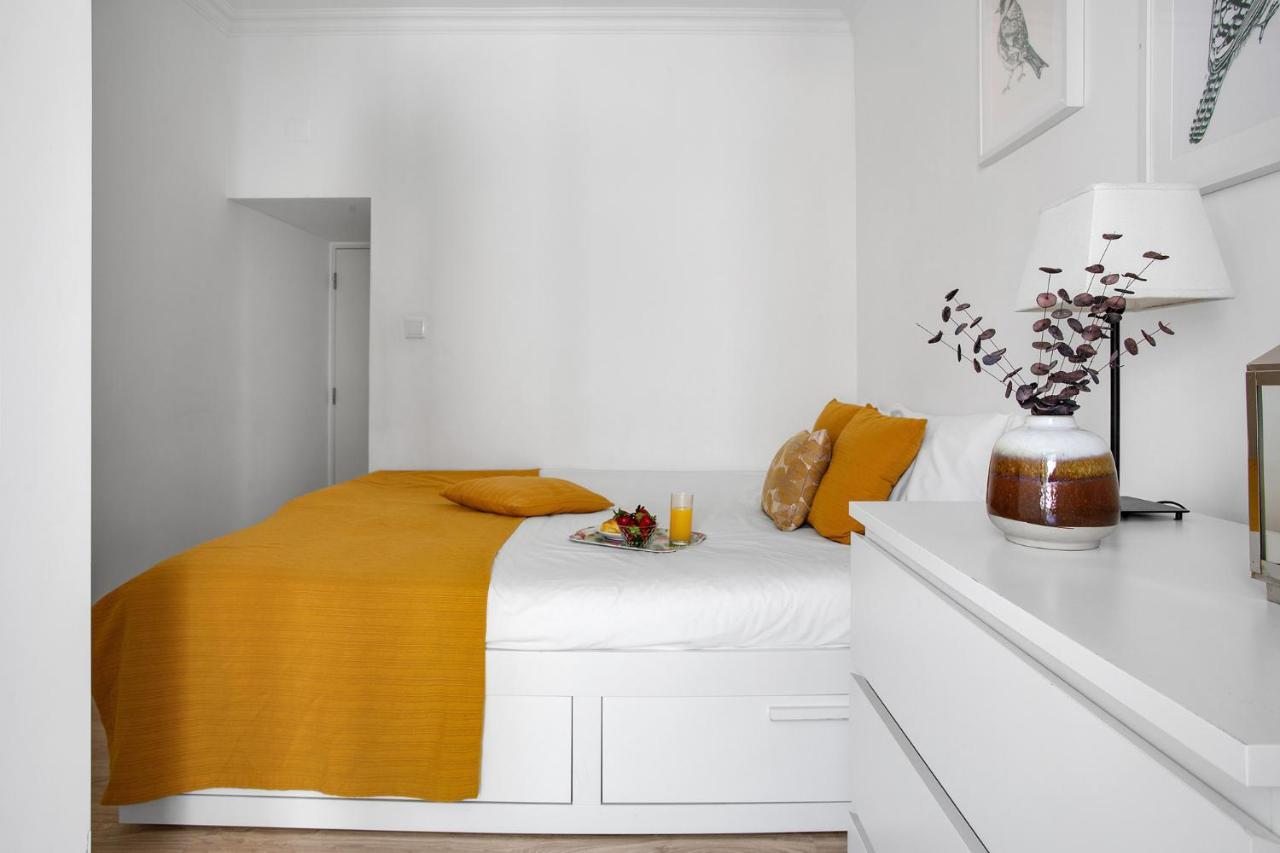 Modern 2 Bedroom Apartment In Estrela With Outside Terrace! Amazing For Families, Couples, Friends Lisbona Esterno foto